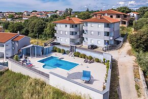 Mery's Sunny Pool Apartment