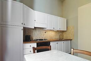 Pergola One Romantic Apt by Oteego