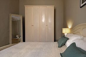 Pergola One Romantic Apt by Oteego