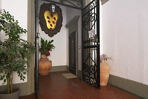 Pergola One Romantic Apt by Oteego