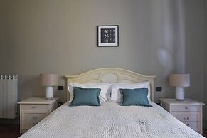 Pergola One Romantic Apt by Oteego