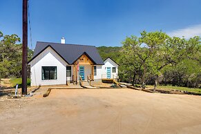 Canyon Lake Getaway: Hot Tub, 1 Mi to Boat Ramp!