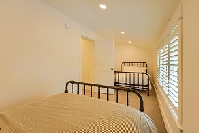 Holland Getaway ~ 1/2 Mi to Ottawa Beach!