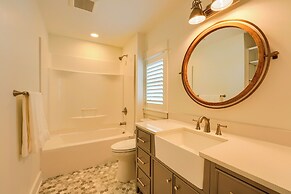 Holland Getaway ~ 1/2 Mi to Ottawa Beach!