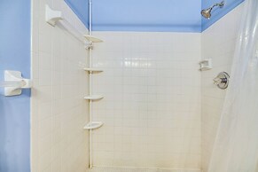 7 Mi to Satellite Beach: Melbourne Home w/ Yard