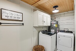 Peaceful Mt Juliet Cabin w/ Hot Tub & Fire Pit
