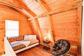 Peaceful Mt Juliet Cabin w/ Hot Tub & Fire Pit