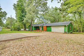 Cotter Home w/ Deck ~ 1 Mi to Big Spring Park!