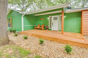 Cotter Home w/ Deck ~ 1 Mi to Big Spring Park!