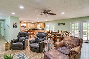 Cotter Home w/ Deck ~ 1 Mi to Big Spring Park!