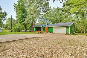 Cotter Home w/ Deck ~ 1 Mi to Big Spring Park!