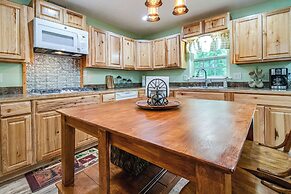 Cotter Home w/ Deck ~ 1 Mi to Big Spring Park!