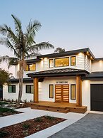 Modern Luxury Retreat 4 Bedroom Home by RedAwning