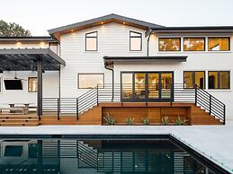 Modern Luxury Retreat 4 Bedroom Home by RedAwning