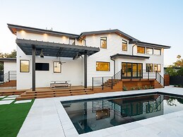 Modern Luxury Retreat 4 Bedroom Home by RedAwning