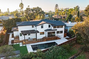 Modern Luxury Retreat 4 Bedroom Home by RedAwning