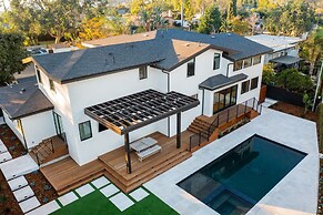 Modern Luxury Retreat 4 Bedroom Home by RedAwning