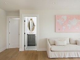 Modern Luxury Retreat 4 Bedroom Home by RedAwning