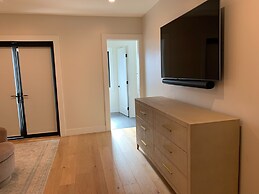 Modern Luxury Retreat 4 Bedroom Home by RedAwning