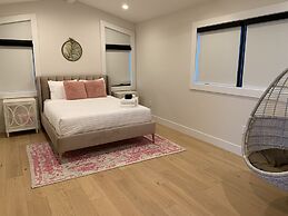 Modern Luxury Retreat 4 Bedroom Home by RedAwning