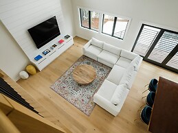 Modern Luxury Retreat 4 Bedroom Home by RedAwning