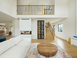 Modern Luxury Retreat 4 Bedroom Home by RedAwning