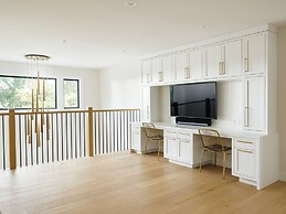 Modern Luxury Retreat 4 Bedroom Home by RedAwning