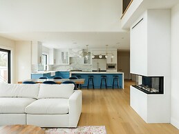 Modern Luxury Retreat 4 Bedroom Home by RedAwning