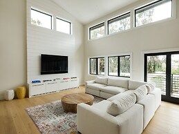 Modern Luxury Retreat 4 Bedroom Home by RedAwning