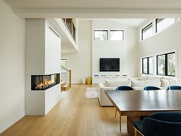Modern Luxury Retreat 4 Bedroom Home by RedAwning