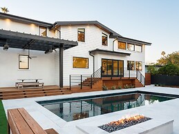 Modern Luxury Retreat 4 Bedroom Home by RedAwning