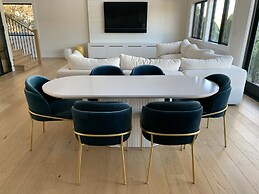 Modern Luxury Retreat 4 Bedroom Home by RedAwning