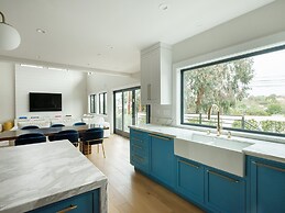 Modern Luxury Retreat 4 Bedroom Home by RedAwning