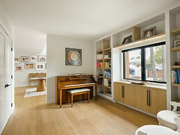 Modern Luxury Retreat 4 Bedroom Home by RedAwning