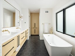 Modern Luxury Retreat 4 Bedroom Home by RedAwning