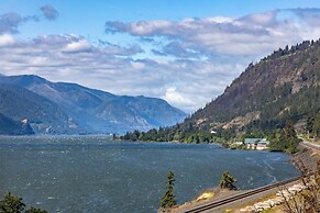 Inventor's Cottage 30 Night Minimum 3 Bedroom Home by RedAwning