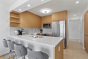 Sky Ala Moana 3509 3 Bedroom Condo by RedAwning