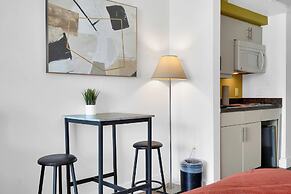 Stunning 12th Floor Studio in the Grove