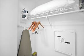 Stunning 12th Floor Studio in the Grove