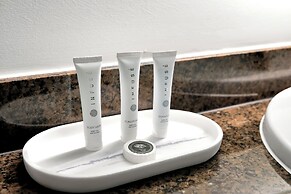 Stunning 12th Floor Studio in the Grove