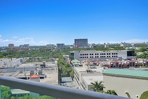 Stunning 12th Floor Studio in the Grove