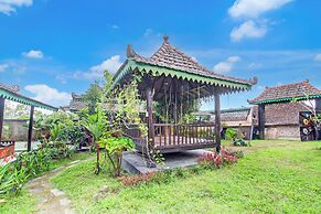 Capital O 94018 Joglo Eyang Niek Turi Syariah