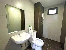 Comfy 3-Bedrooms Apartment at Meritus Residensi