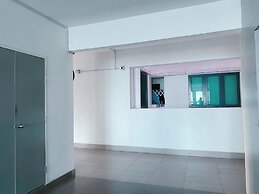 Comfy 3-Bedrooms Apartment at Meritus Residensi