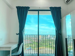 Comfy 3-Bedrooms Apartment at Meritus Residensi