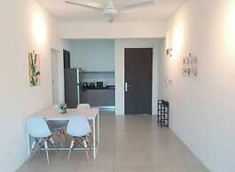 Comfy 3-Bedrooms Apartment at Meritus Residensi