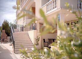 Beachfront Villa near Zlatni rat