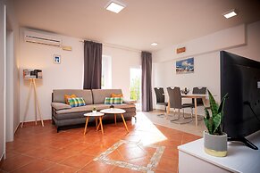 Beachfront Villa near Zlatni rat