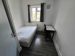 Room in Guest Room - Limehouse Townhomes With Modern Spacious Serviced