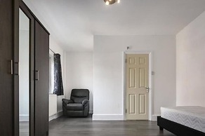 Room in Guest Room - Limehouse Townhomes Modern Spacious Serviced En-s